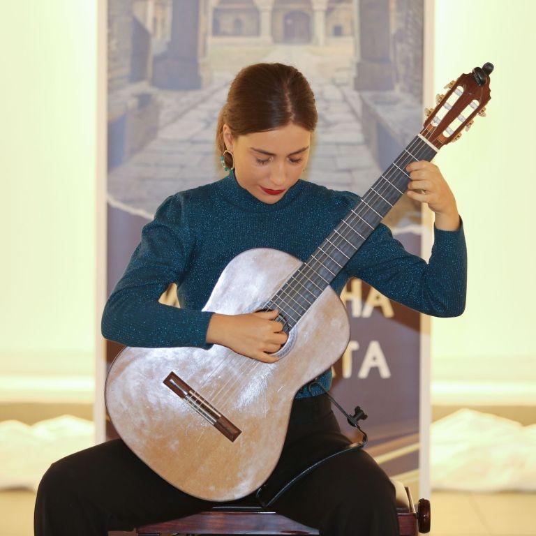 Slika za Luna Piljić